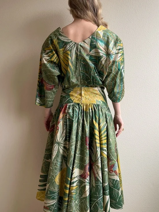 Vintage 1980s Tropical Bird Print Dress With Metallic Threads (L) - Picture 5 of 14